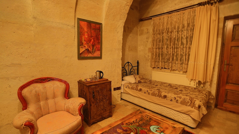 Holiday Cave Hotel 43/81