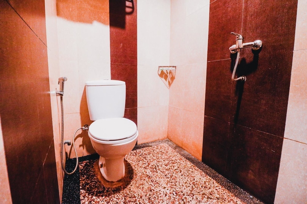 RedDoorz Plus near Sultan Hasanuddin Airport 12/23