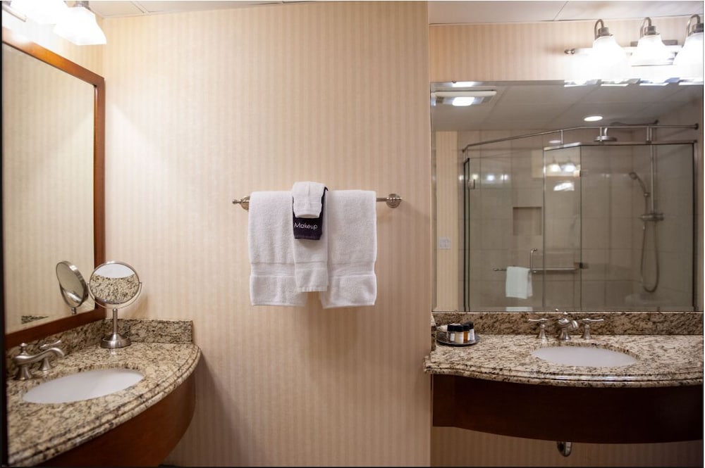 جناح جونيور بسرير كينج، The Blennerhassett Hotel 4/4