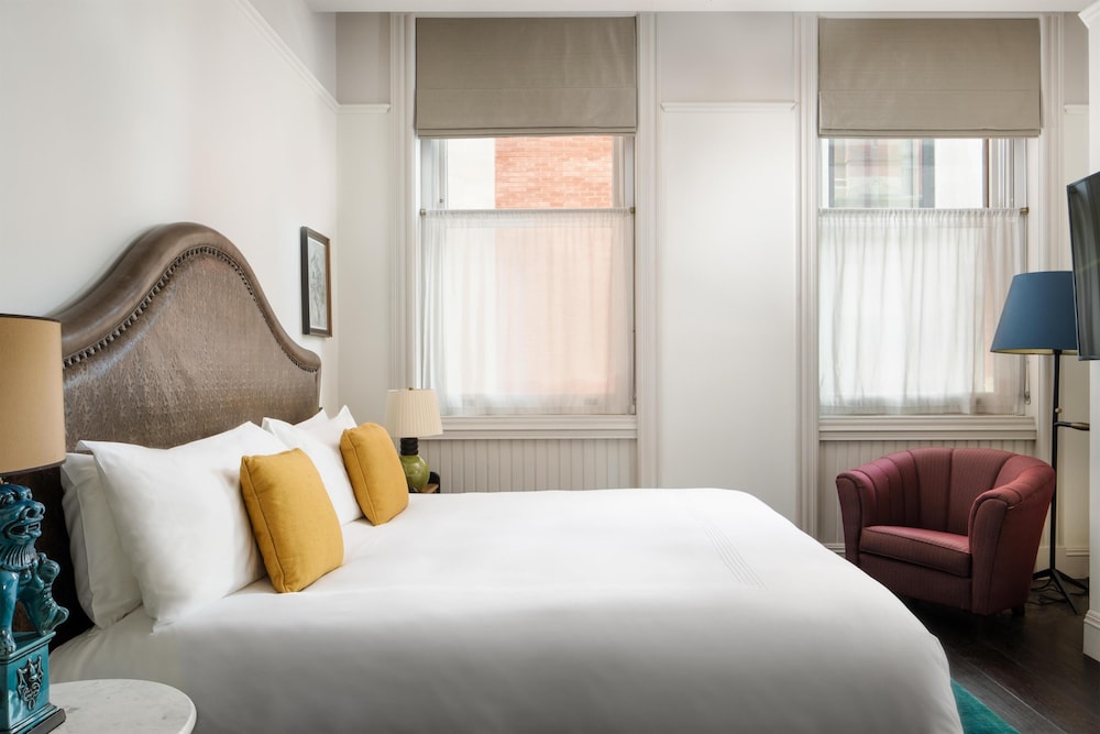 1 BEDROOM, SUITE, CORNER
