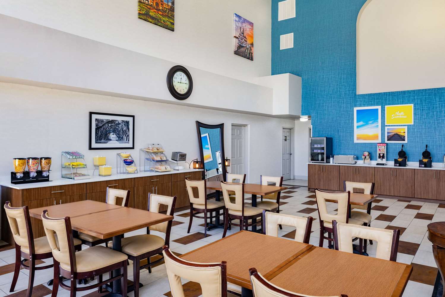 Days Inn & Suites by Wyndham Savannah Midtown 40/56