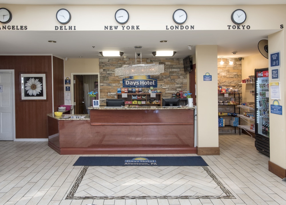 Lobby at Days Hotel By Wyndham Allentown Airport / Lehigh Valley, ALLENTOWN - PA