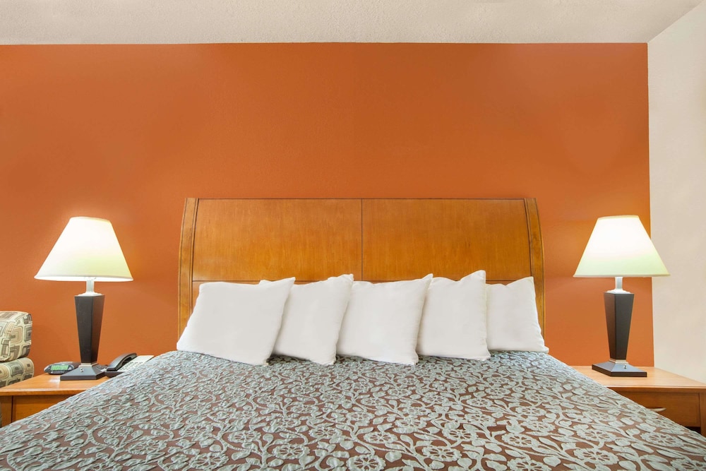 Days Inn by Wyndham Centerville 8/20