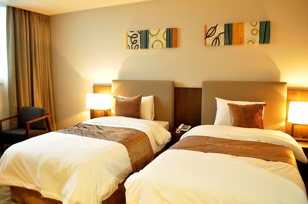 Hyunjin Tourist Hotel 13/72