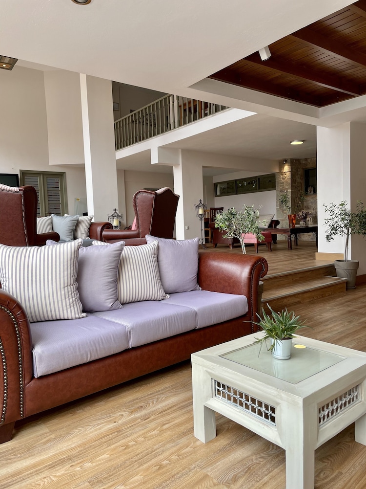 Fedriades Hotel 47/77