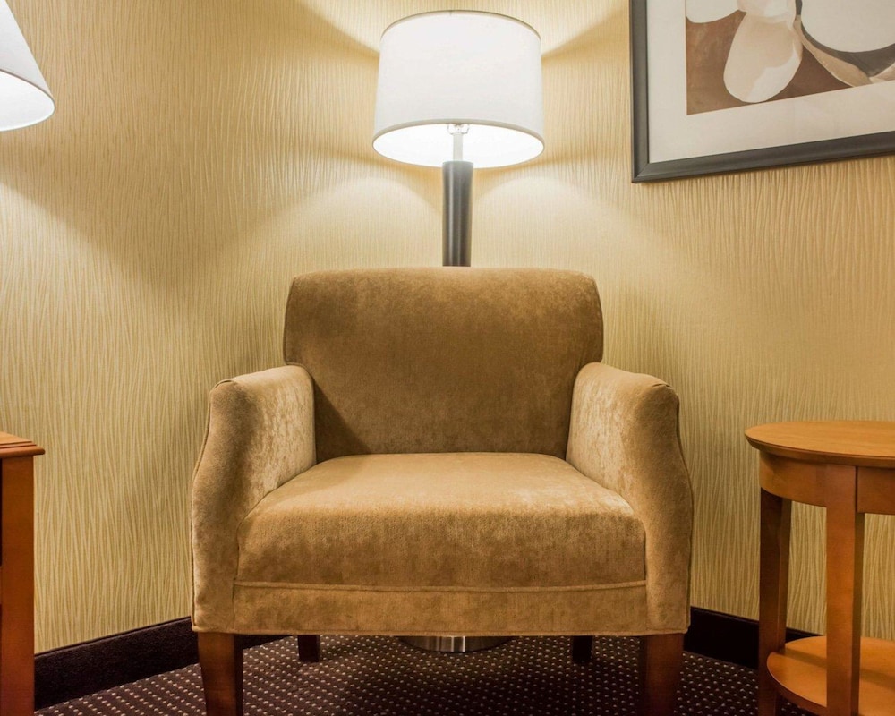 Clarion Hotel & Suites Riverfront Oswego 18/35