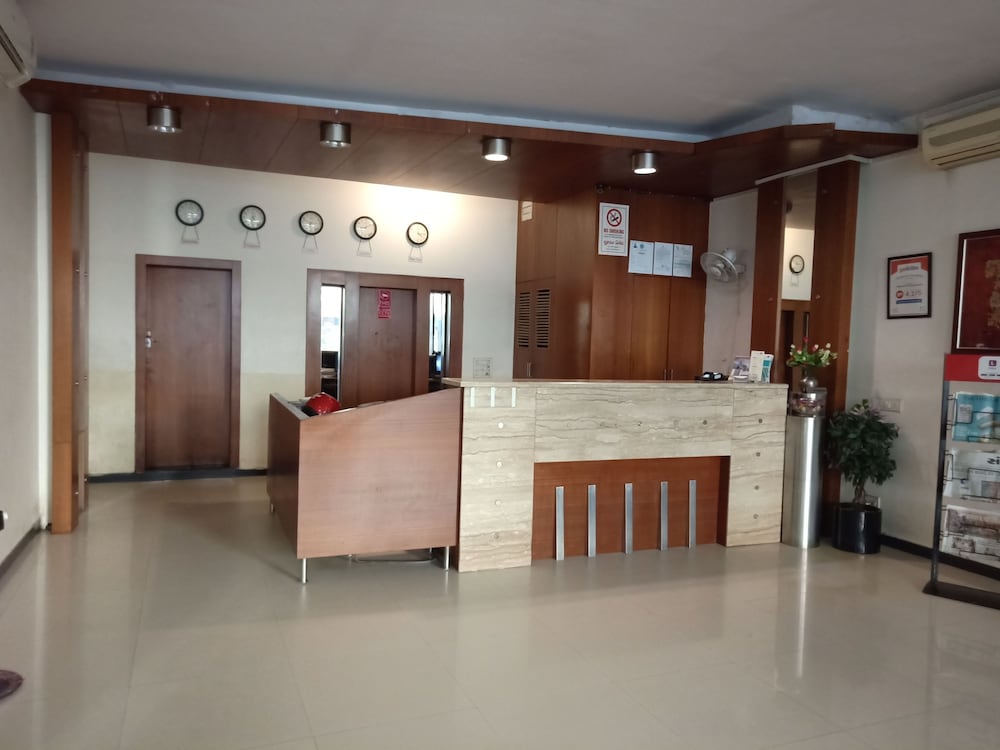 OYO Premium Paldi Cross Road 9/75
