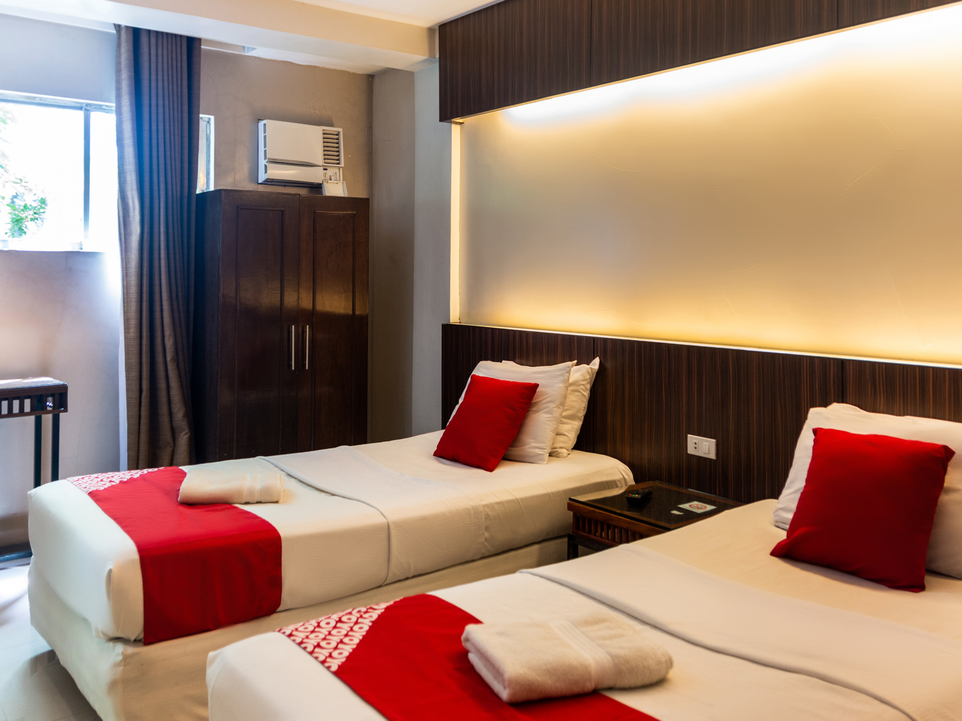 Deluxe, Twin Beds
