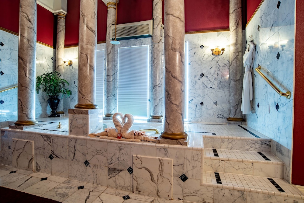 Palace, King Bed