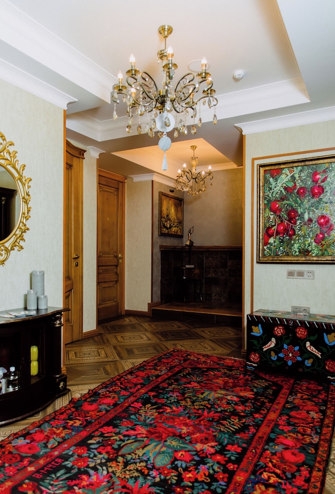 Royal Antique Hotel 7/50
