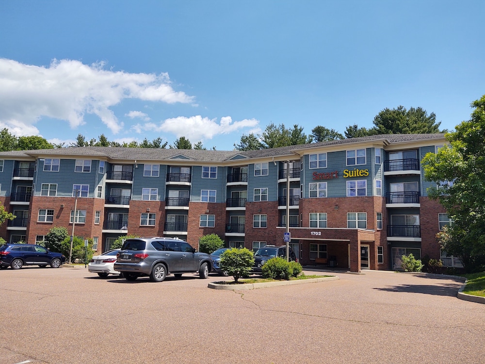 Smart Suites, an Ascend Collection Hotel 3/50