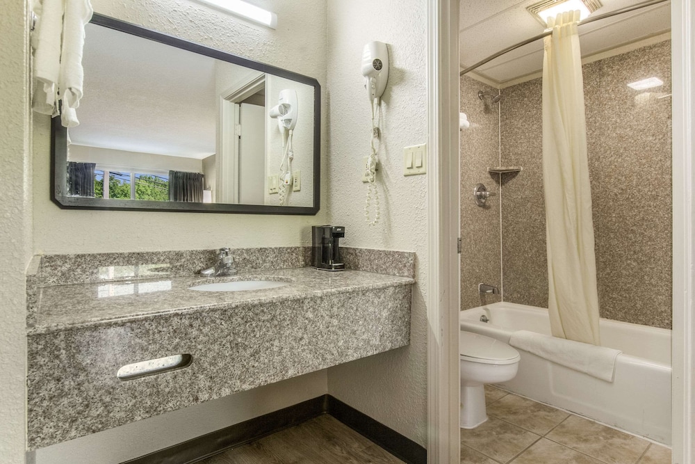 Econo Lodge Fort Knox 16/44