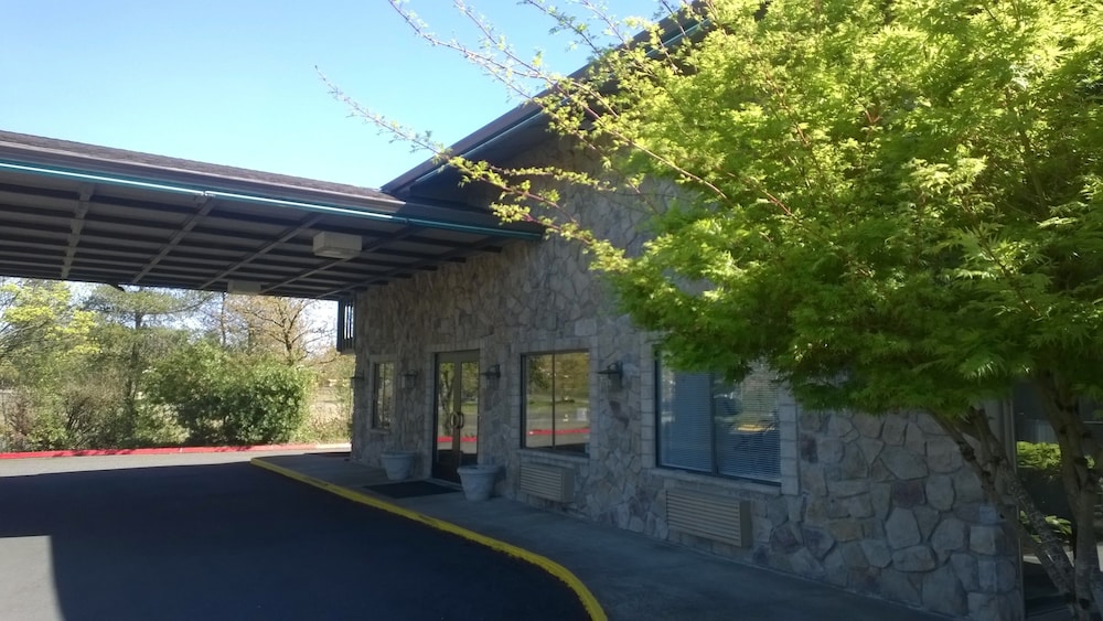 PepperTree Inn 63/67