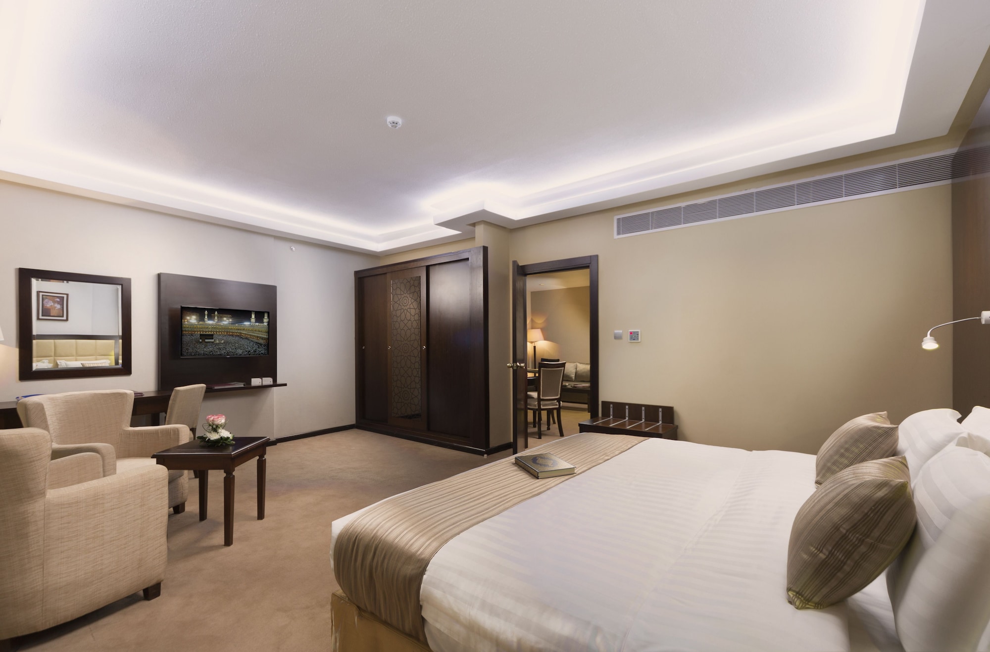 DELUXE, SUITE, KING BED