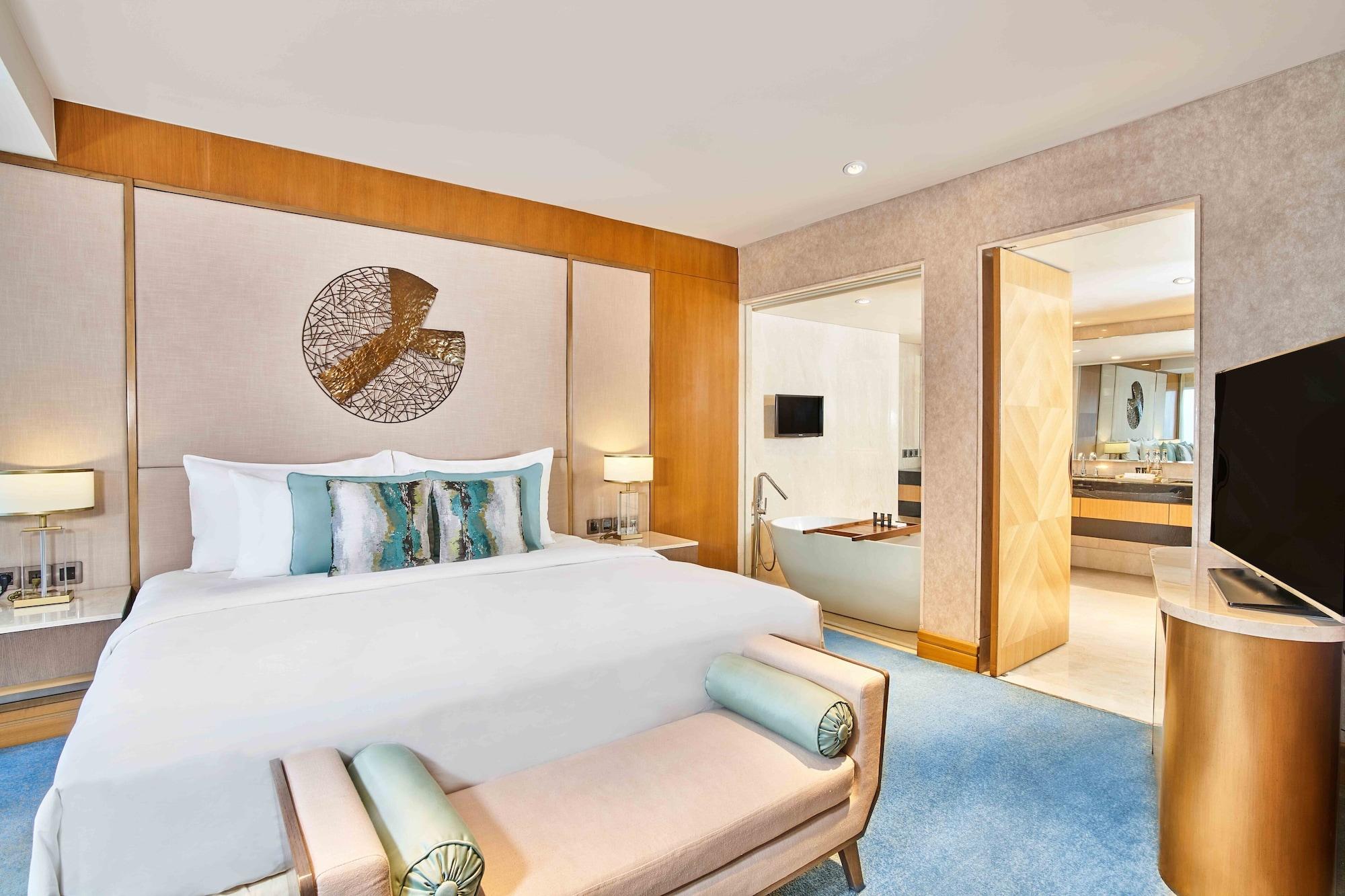 Glacier, Suite, City View, Bathtub, Executive Lounge Access