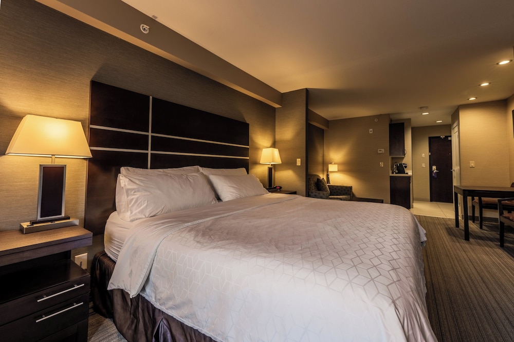 جناح بسرير كينج مع أريكة، HOLIDAY INN EXPRESS GOLDEN KICKING HORSE 2/3