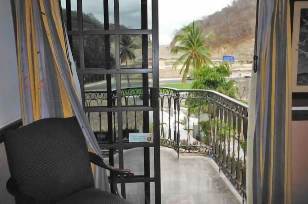 Canadian Resorts Huatulco 16/30