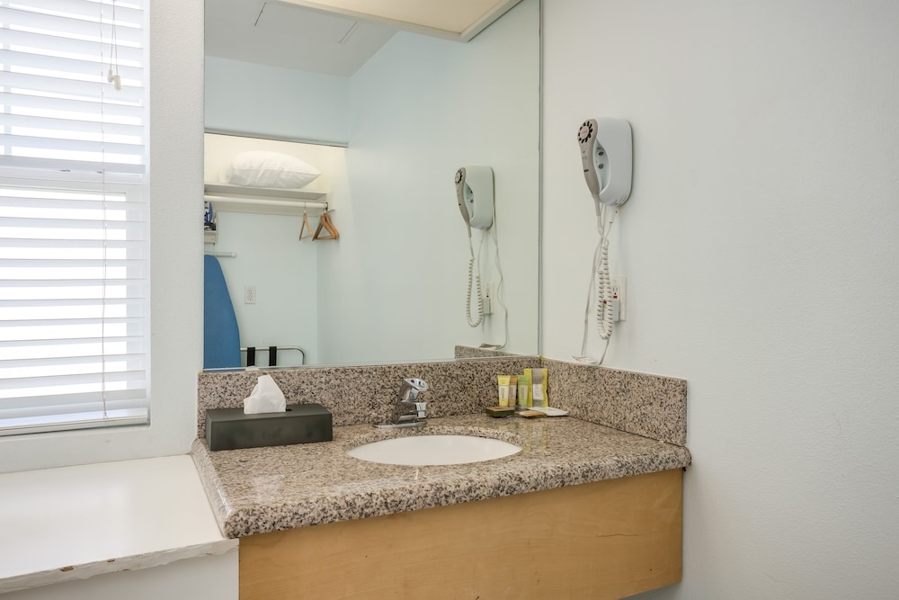 Pacifica Beach Hotel 53/56