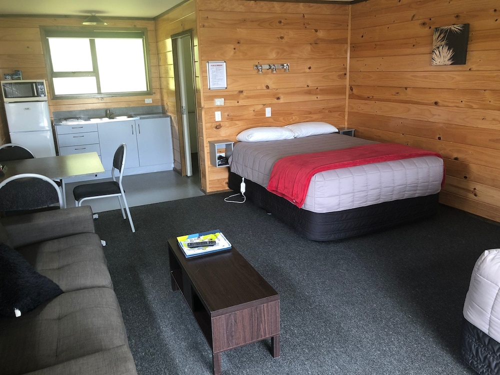 Motel, Studio, 1 Queen and 1 Single Bed