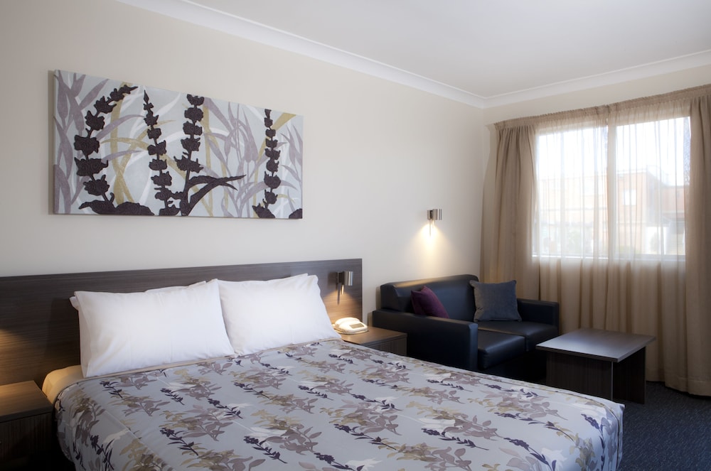 NARELLAN MOTOR INN 14/54