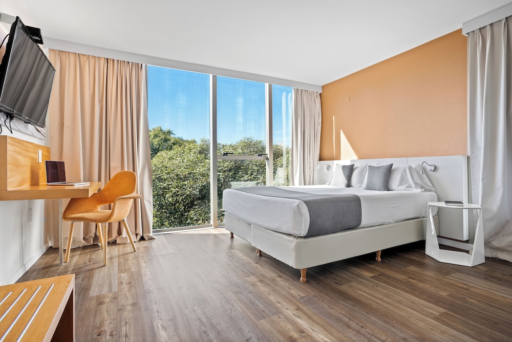 SUPERIOR, QUEEN BED