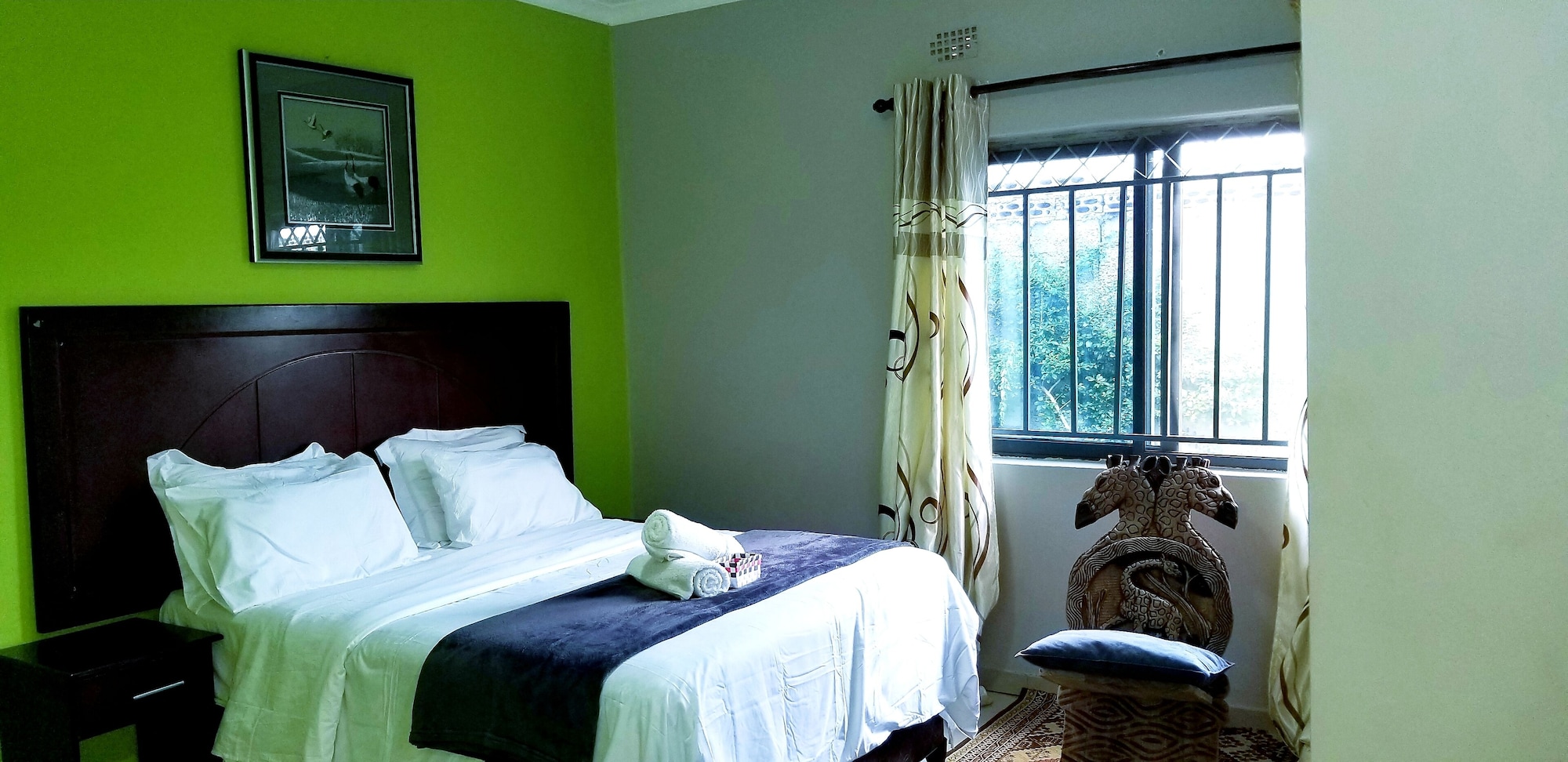 3 Bedrooms, Signature, House, Queen and Twin Beds, Pool Access، Exquisite Modern Apartment In Lusaka 7/10