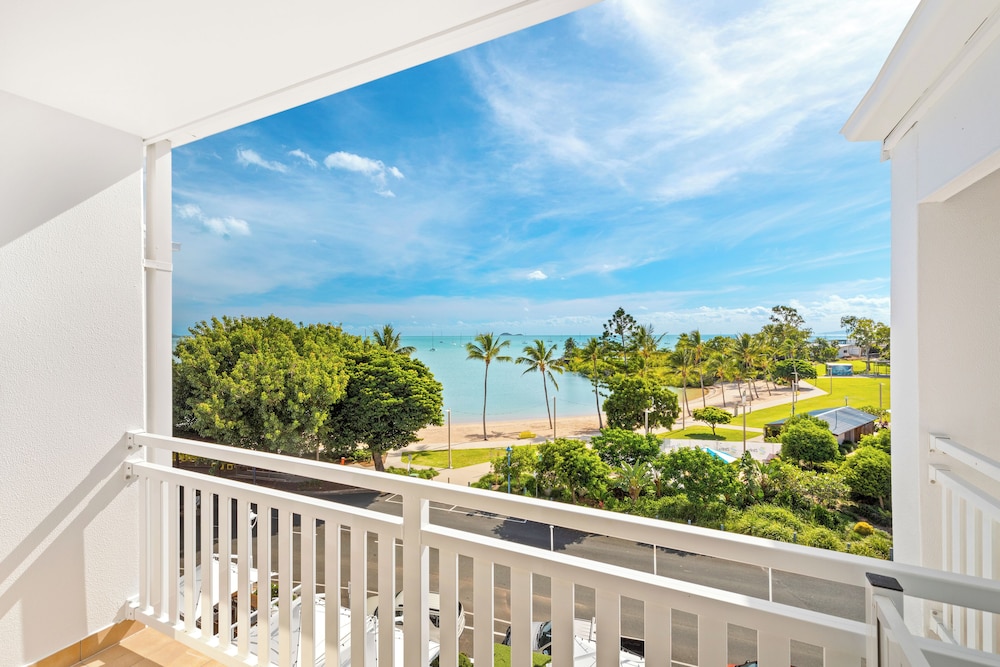AIRLIE BEACH HOTEL 12/70