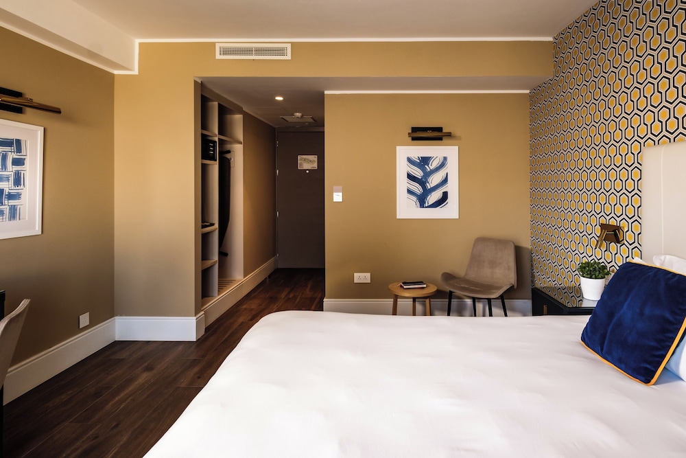 115 The Strand Hotel And Suites 14/49
