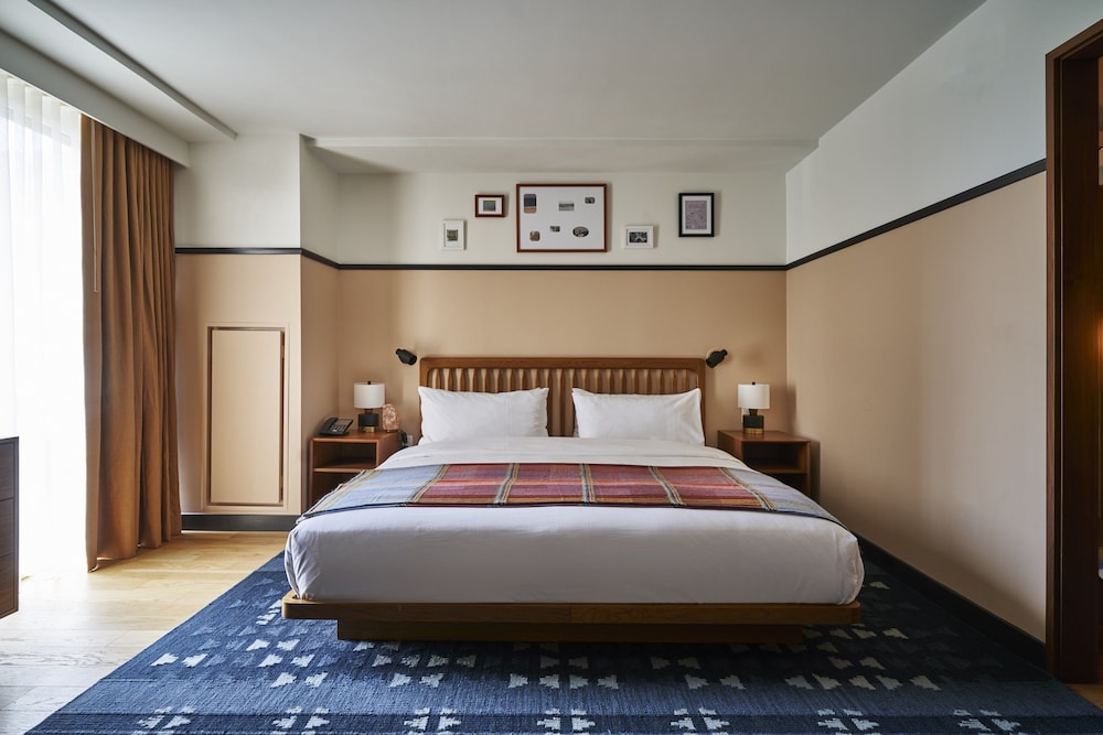 Study, King Bed, Accessible