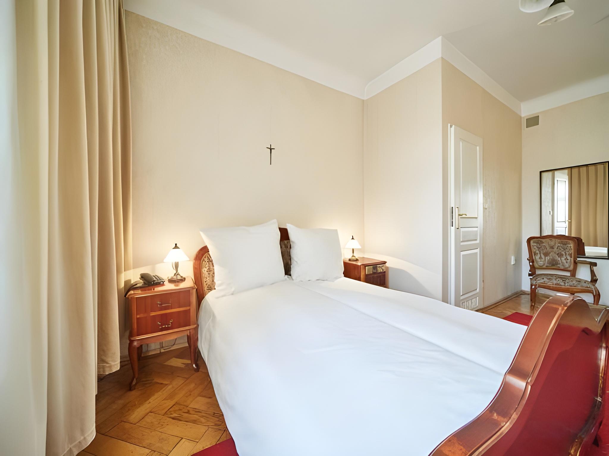 Room, Triple, Double Bed