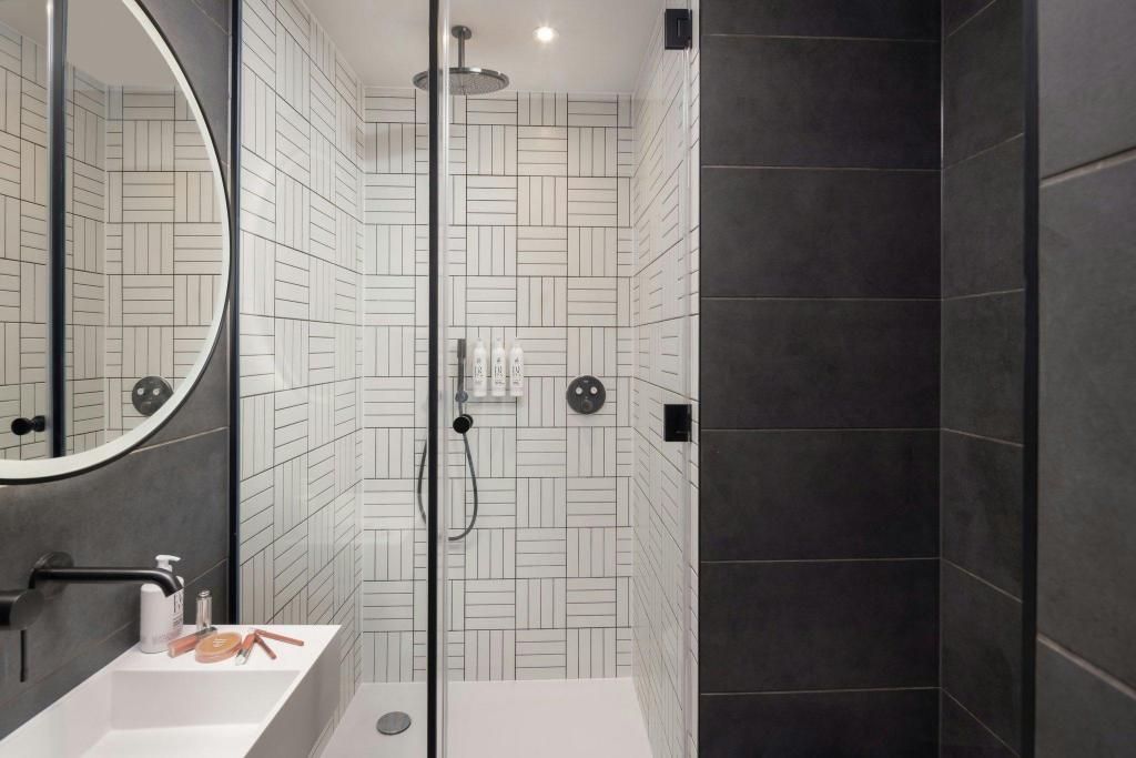 Moxy Skylight, Queen Bed, Sofa، Moxy London Piccadilly Circus 2/2