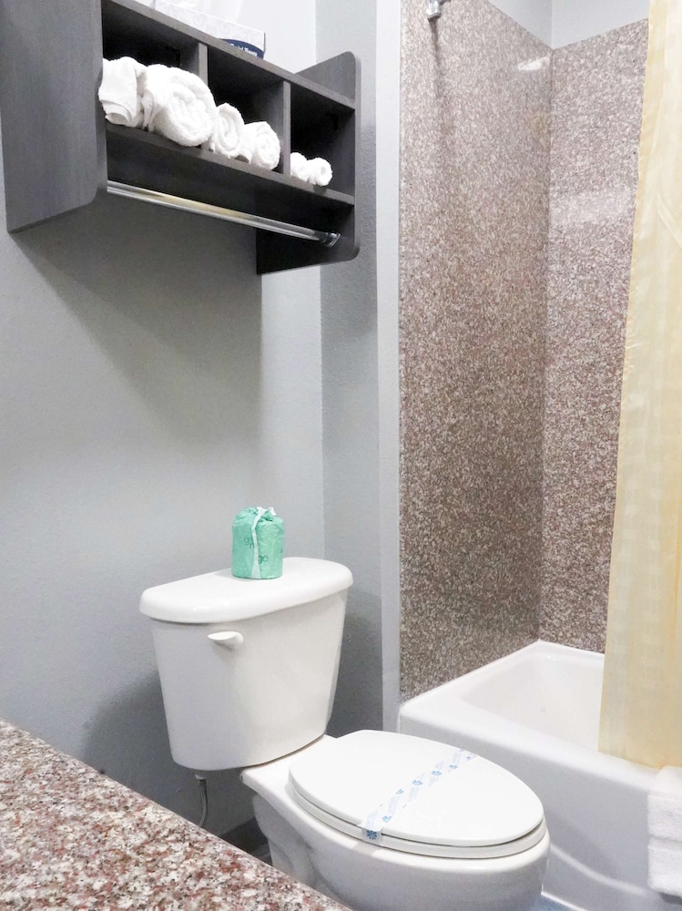 Americas Best Value Inn & Suites Bush Intl Airport 20/23