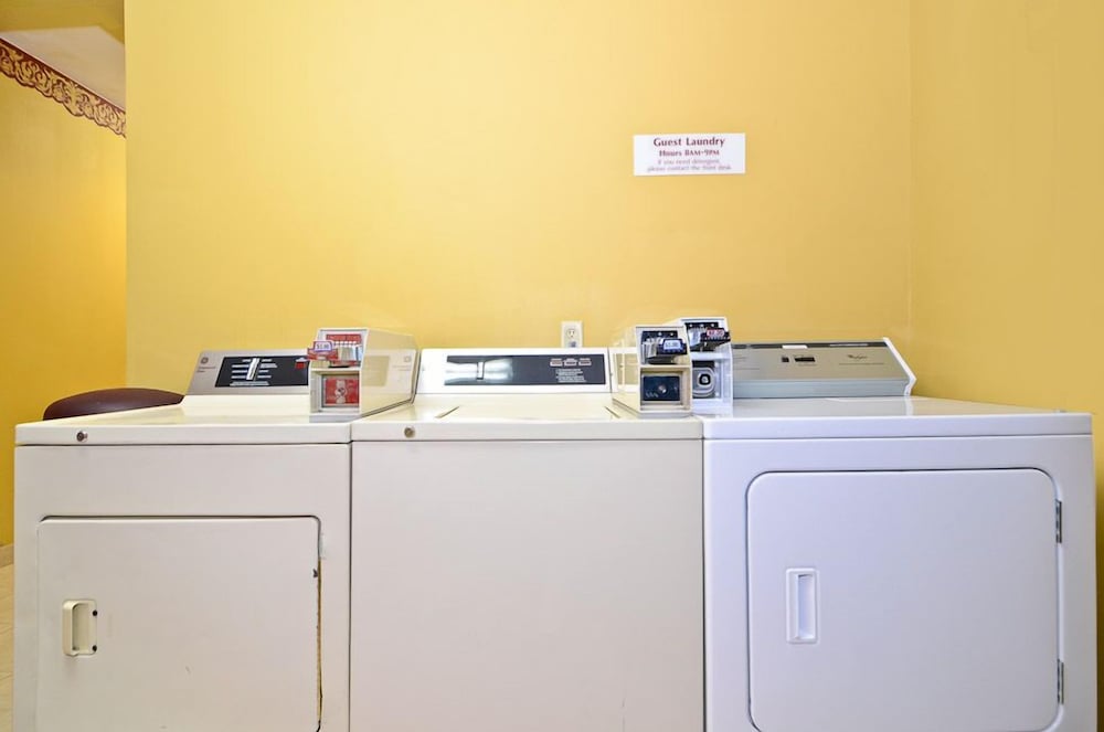 Econo Lodge Louisville Airport 24/40