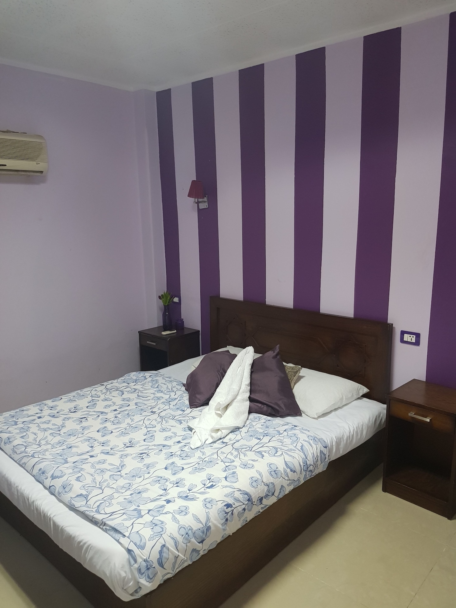 ROOM, DOUBLE BED, SHARED BATHROOM