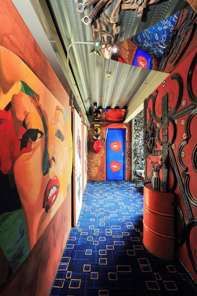 Mestyle Garage Hotel 76/86
