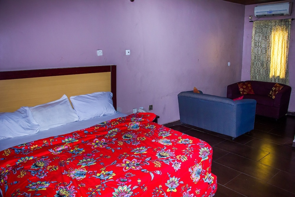 Emglo Suites 9/36