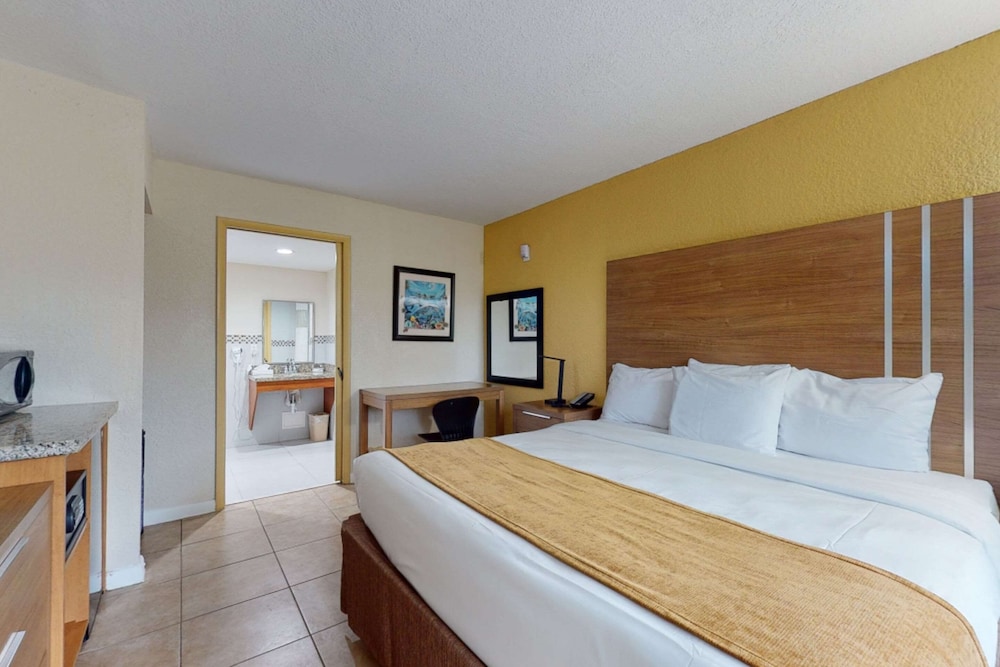 DELUXE, KING BED, ACCESSIBLE