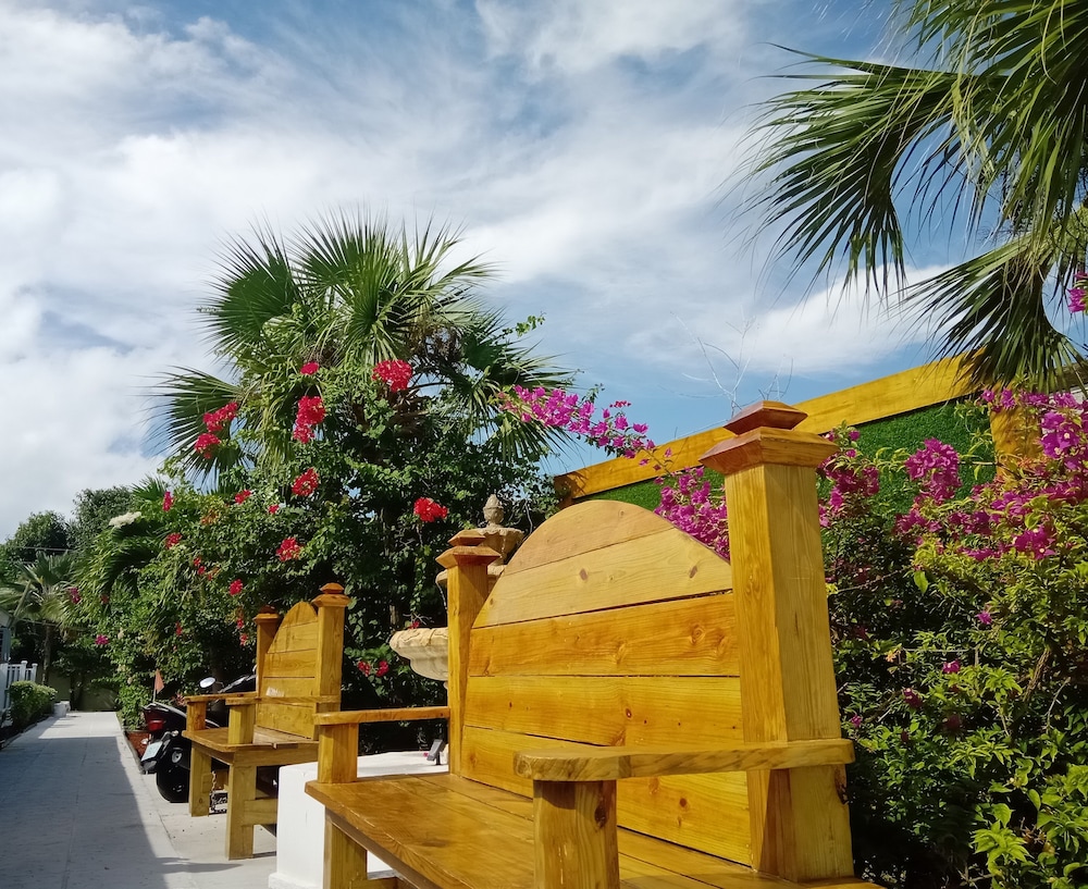 THE COLONY CLUB INN AND SUITES 53/55