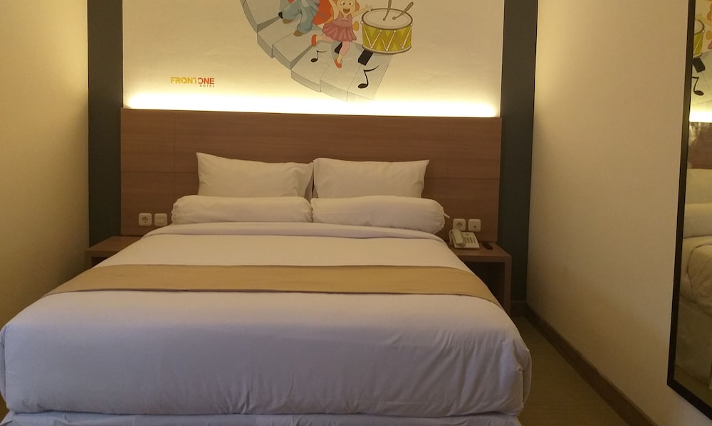 Front One Hotel Tulungagung 8/25