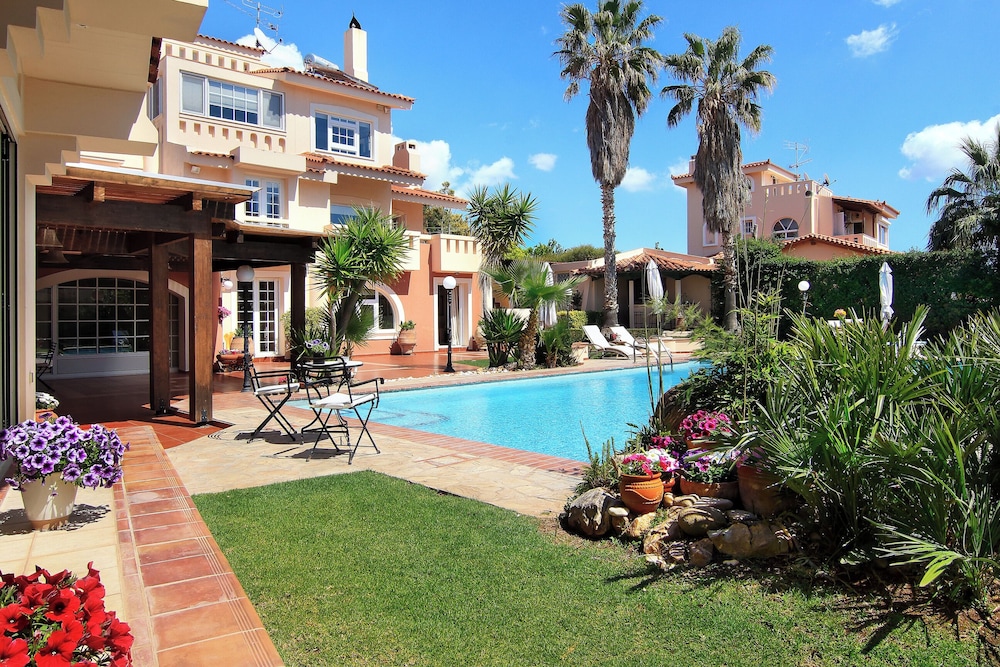 Oasis Pool House 42/50