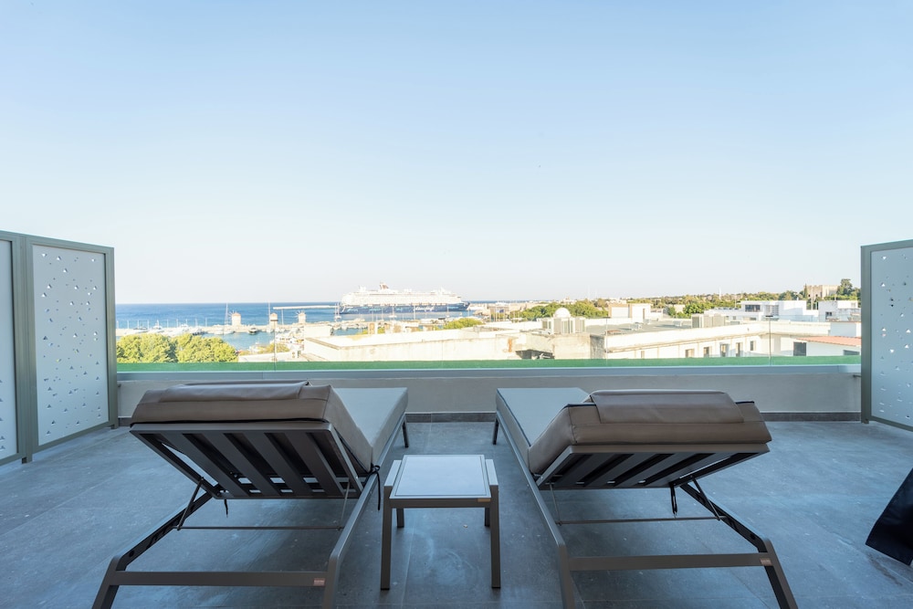 Philia Center Suites 70/73