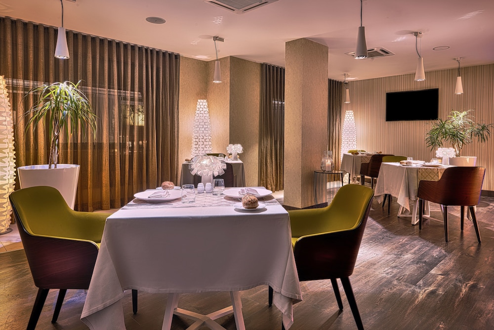 ADAM Hotel Suites 46/59