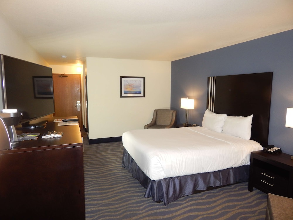 Best Western Plus Edmonds Harbor Inn 10/40