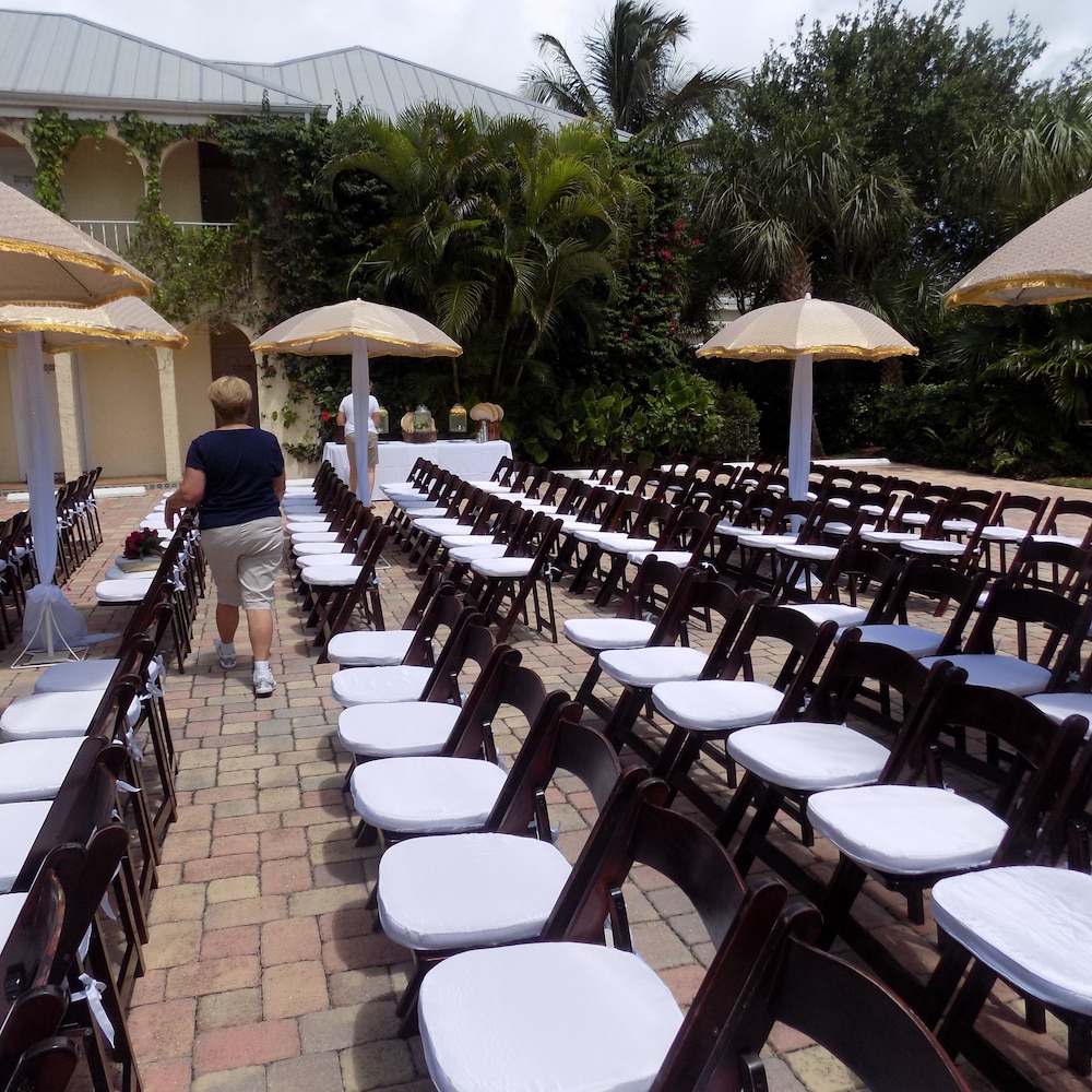 The Caribbean Court Boutique Hotel 75/83