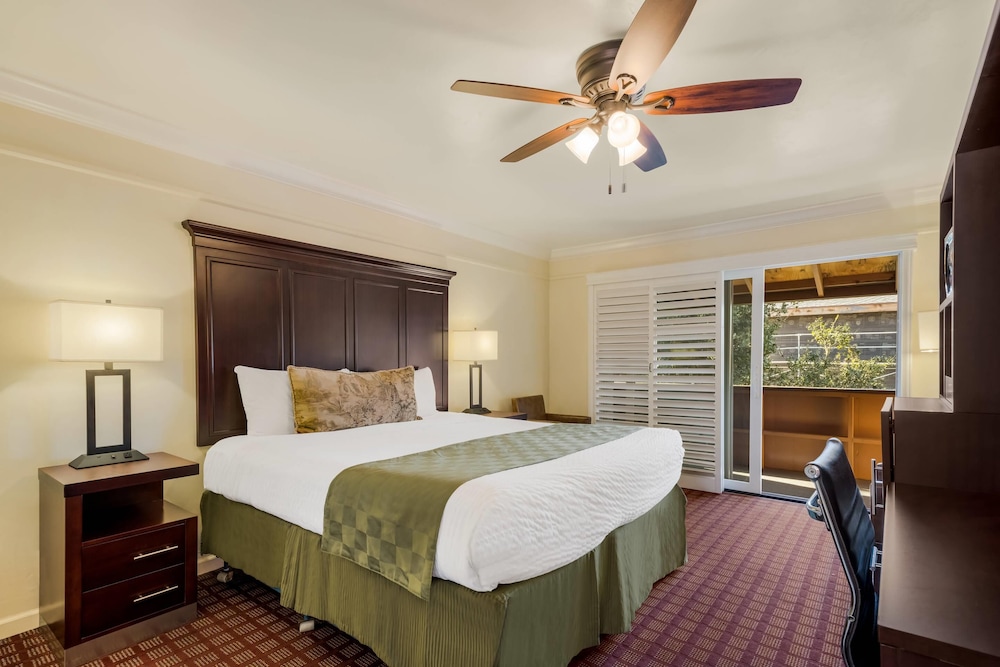 ROOM, KING BED