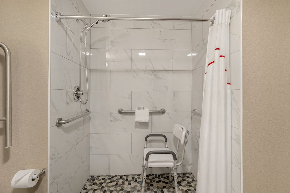 Red Roof Inn & Suites Newport – Middletown, RI 13/44