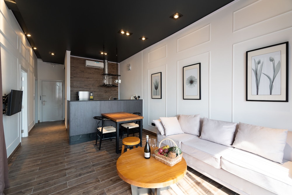 White Boutique Hotel and Residences 48/72
