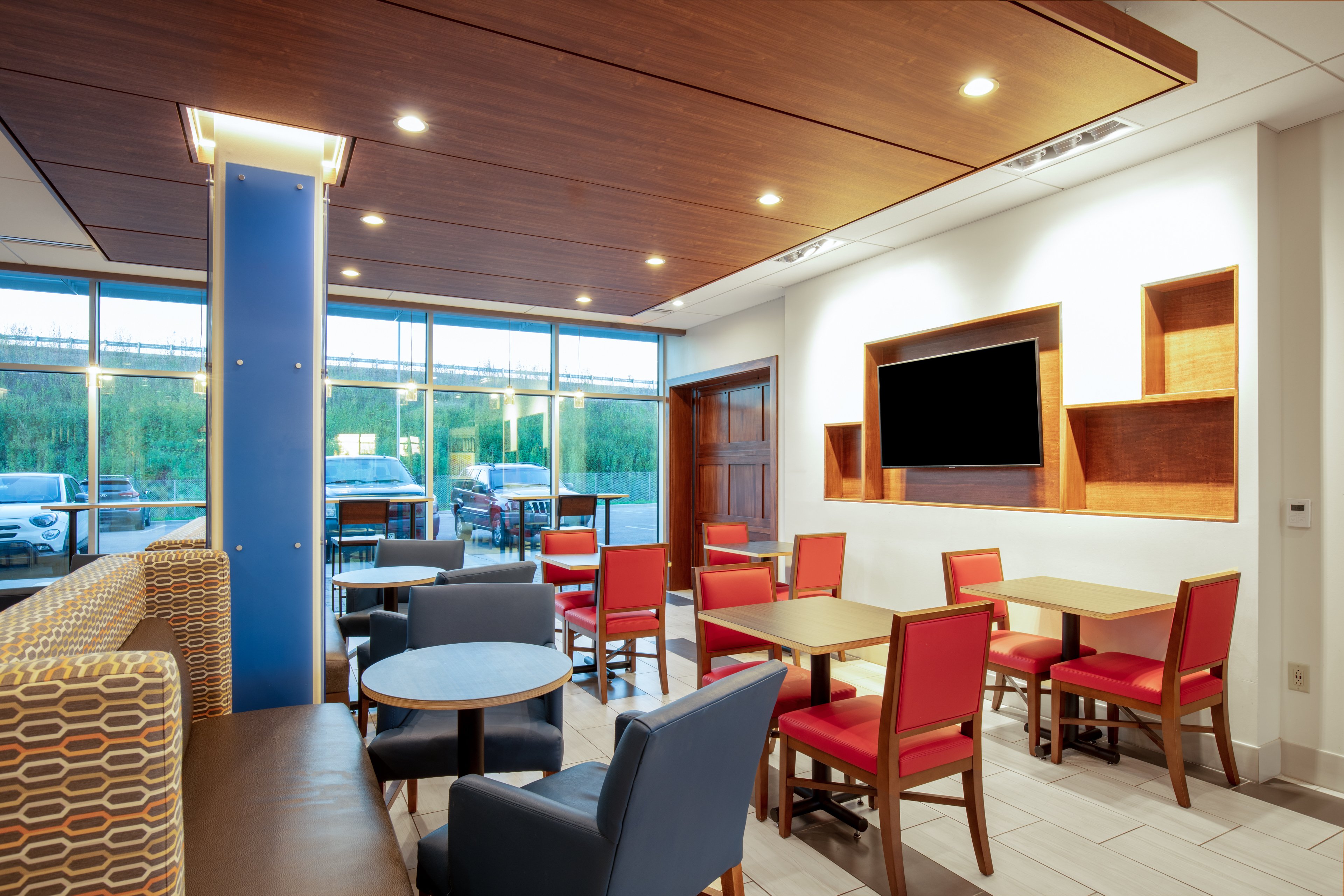 Holiday Inn Express & Suites Beloit 28/38