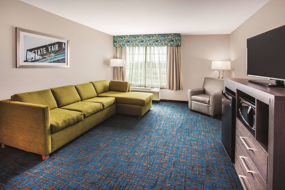 La Quinta Inn & Suites by Wyndham St. Paul-Woodbury 24/46