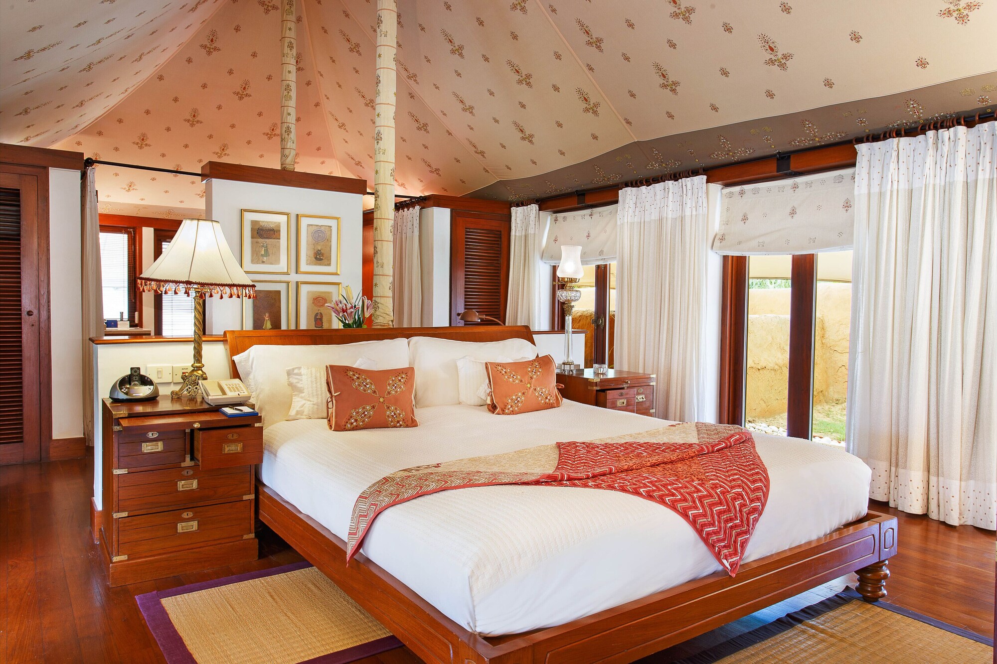 ROYAL, TENT, PRIVATE POOL